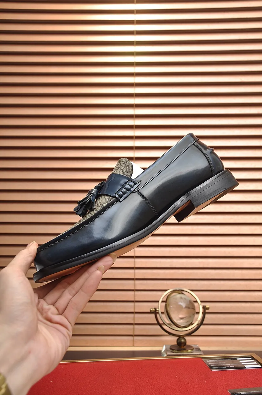 Men's shoes💰560💶Italy's top luxury men's shoe giant (GUCCI) (Gucci) (full cowhide lining) new arrival🍃Original European style🔰 Pleasant to the eye😍In order to make the shoes more durable and non-deformable🌀The production continues to follow traditional methods but there is still no lack of innovation💪Choose original sheepskin for the leather♻️ Smooth and natural And extra bright ⭐Made of imported cowhide, the first choice of rich people 38-45 (45 customized)